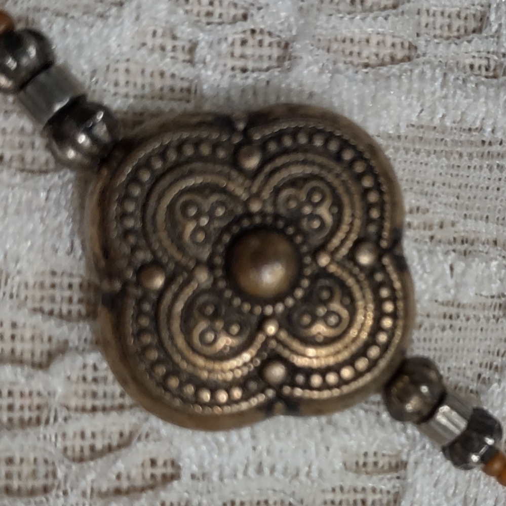 Ornate vintage lucite medallion choker necklace - Picture 5 of 7